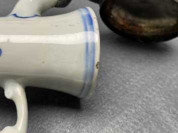 Une verseuse en porcelaine de Chine en bleu et blanc &agrave; monture en argent, &eacute;poque Transition